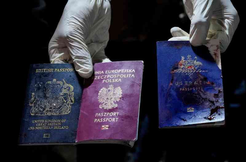 Pasaportes que supuestamente pertenecen a los trabajadores humanitarios fallecidos